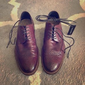 Men’s wing tip dress shoes
